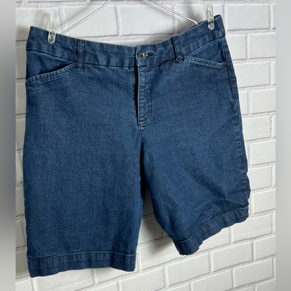 ST JOHN’S BAY Women's Denim Shorts/size 12P - Picture 3 of 7